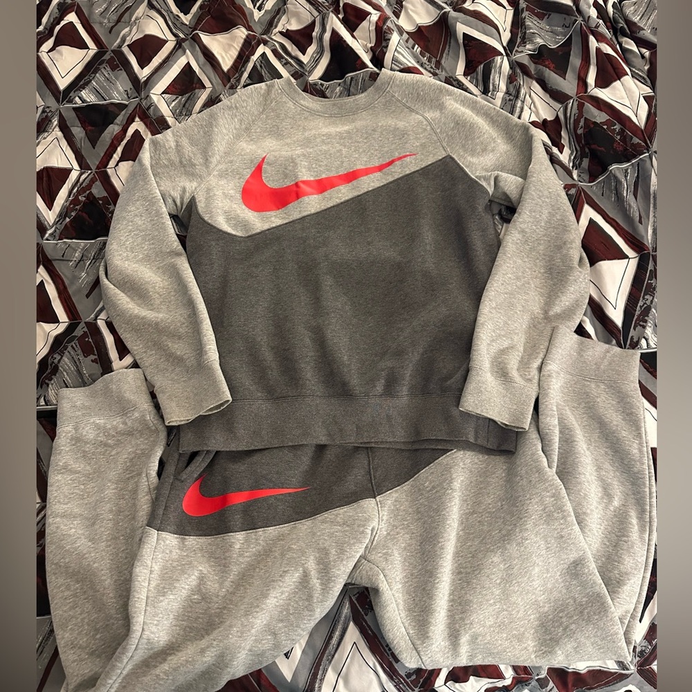 💥MEN’S NIKE SWEAT OUTFIT💥 Size L pants/Size M Sweatshirt